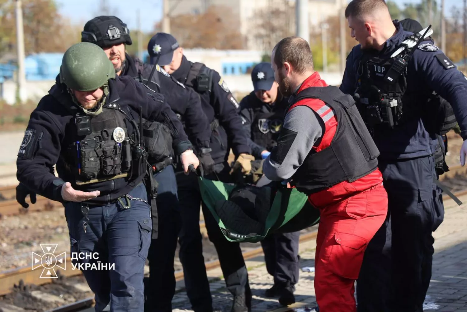 У Дніпрі внаслідок атаки РФ на електропотяг загинули 13 людей. Фото: ДСНС