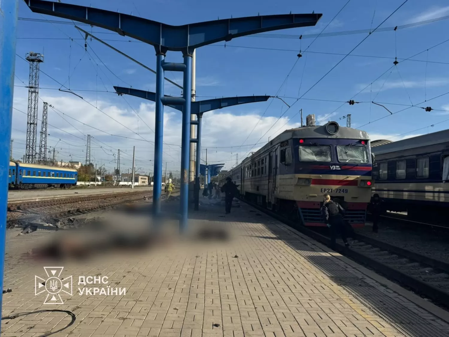 У Дніпрі внаслідок атаки РФ на електропотяг загинули 13 людей. Фото: ДСНС