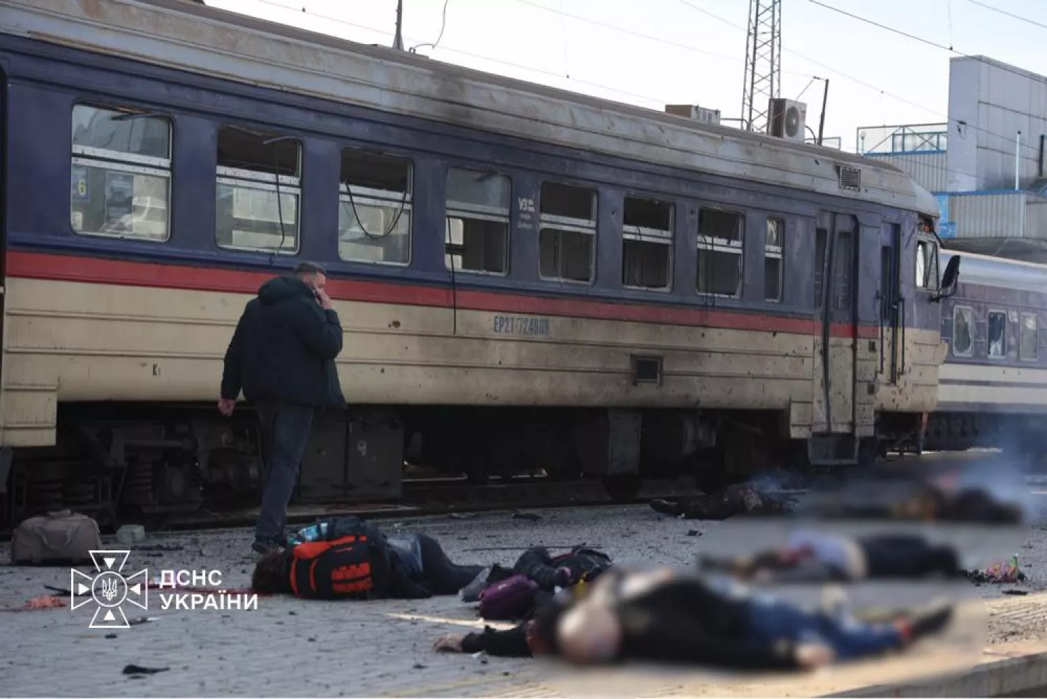 У Дніпрі внаслідок атаки РФ на електропотяг загинули 13 людей. Фото: ДСНС
