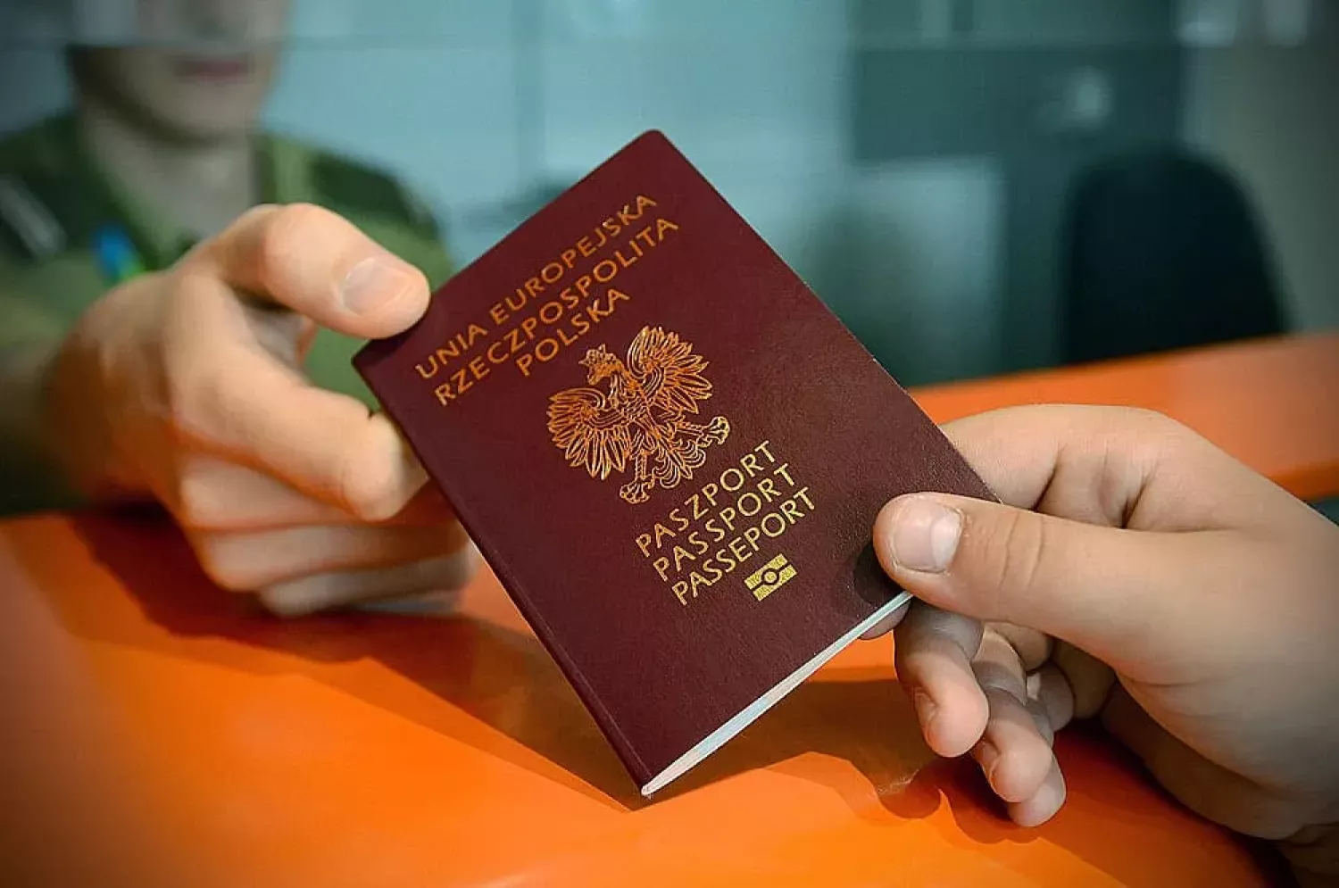 Польща хоче посилити вимоги до охочих отримати громадянство. Фото: the-warsaw.pl