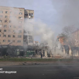 Наслідки російської атаки по центру Чернігова. Фото: ДСНС