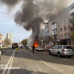 Наслідки російської атаки по центру Чернігова. Фото: ДСНС