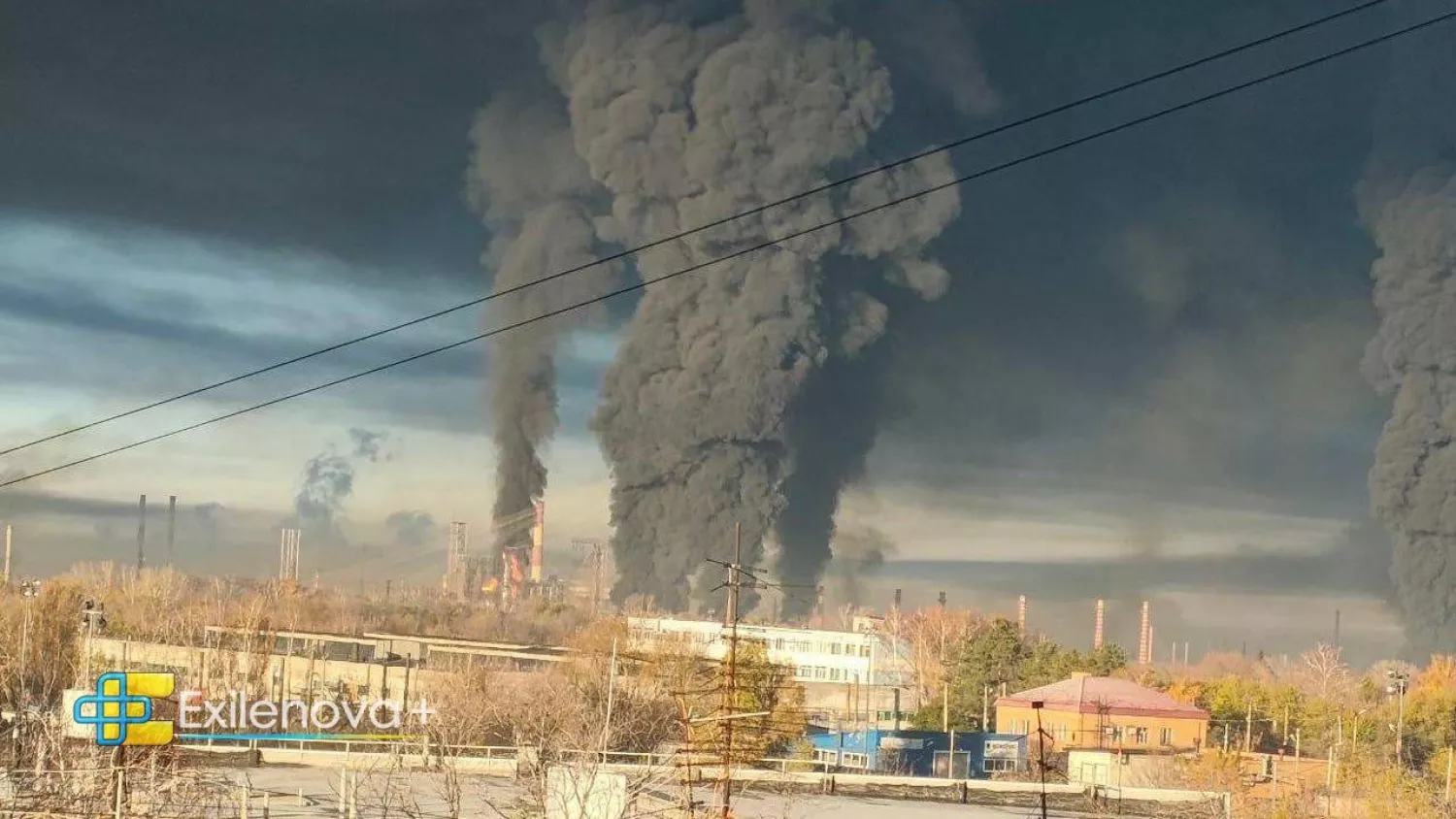 У Новокуйбишевську Самарської області Росії спалахнула пожежа після атаки дронів. Фото: Exilenova+