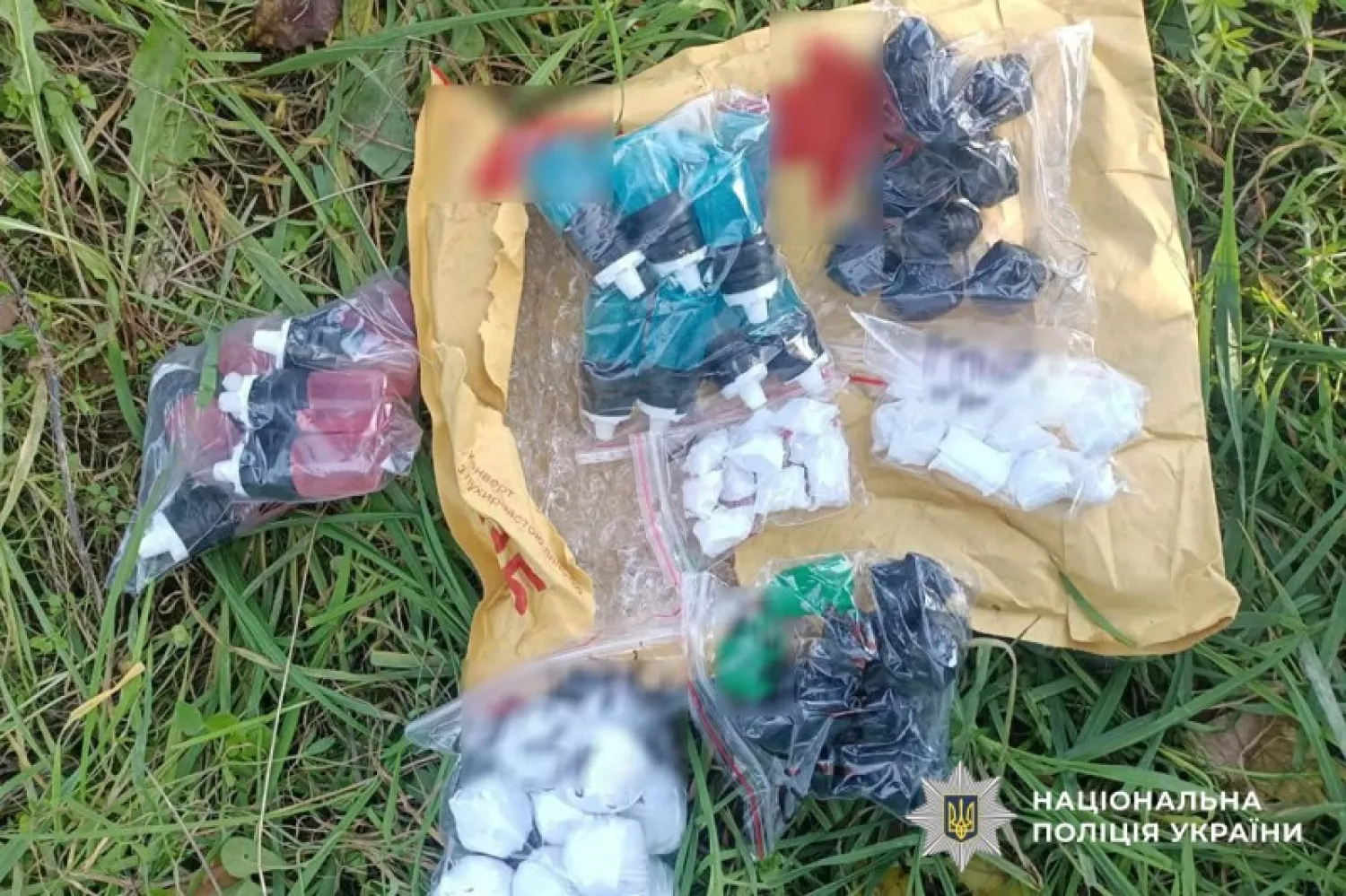 У Миколаєві затримали чоловіка, який готував наркотики до збуту. Фото: Нацполіція