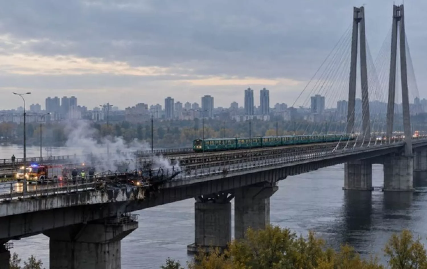 Росіяни втретє вдарили по Південному мосту в Києві. Архівне фото: korrespondent.net