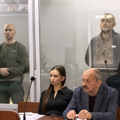 Підозрювані Ігор Джемерчук і Руслан Ковалевський та адвокати Світлана Ішбулатова та Руслан Канівець. Фото: МикВісті