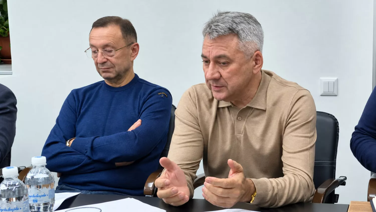 Директор групи компаній «Агрофьюжн» Іван Сакаль (праворуч) навів приклад з довготривалим оформленням дозволів бізнесу. Фото: МикВісті