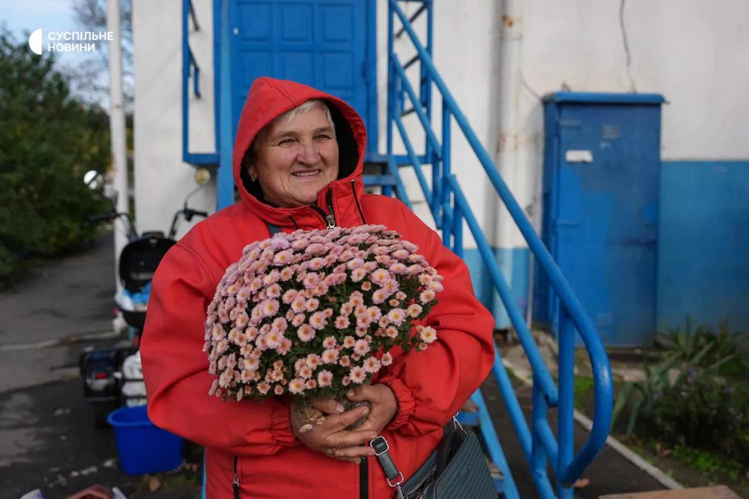 Ірина привозить на продаж квіти на ринок в Шуменському мікрорайоні із сусідньої Білозерки, да сама їх вирощує. Херсон, 28 жовтня 2026 року. Фото: Іван Антипенко
