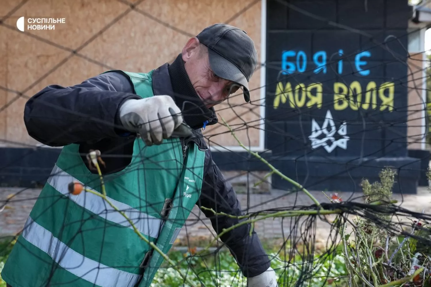 Працівник «Парків Херсона» Олексій підрізає троянди на площі Свободи в центрі міста, 28 жовтня 2026 року. Фото: Іван Антипенко