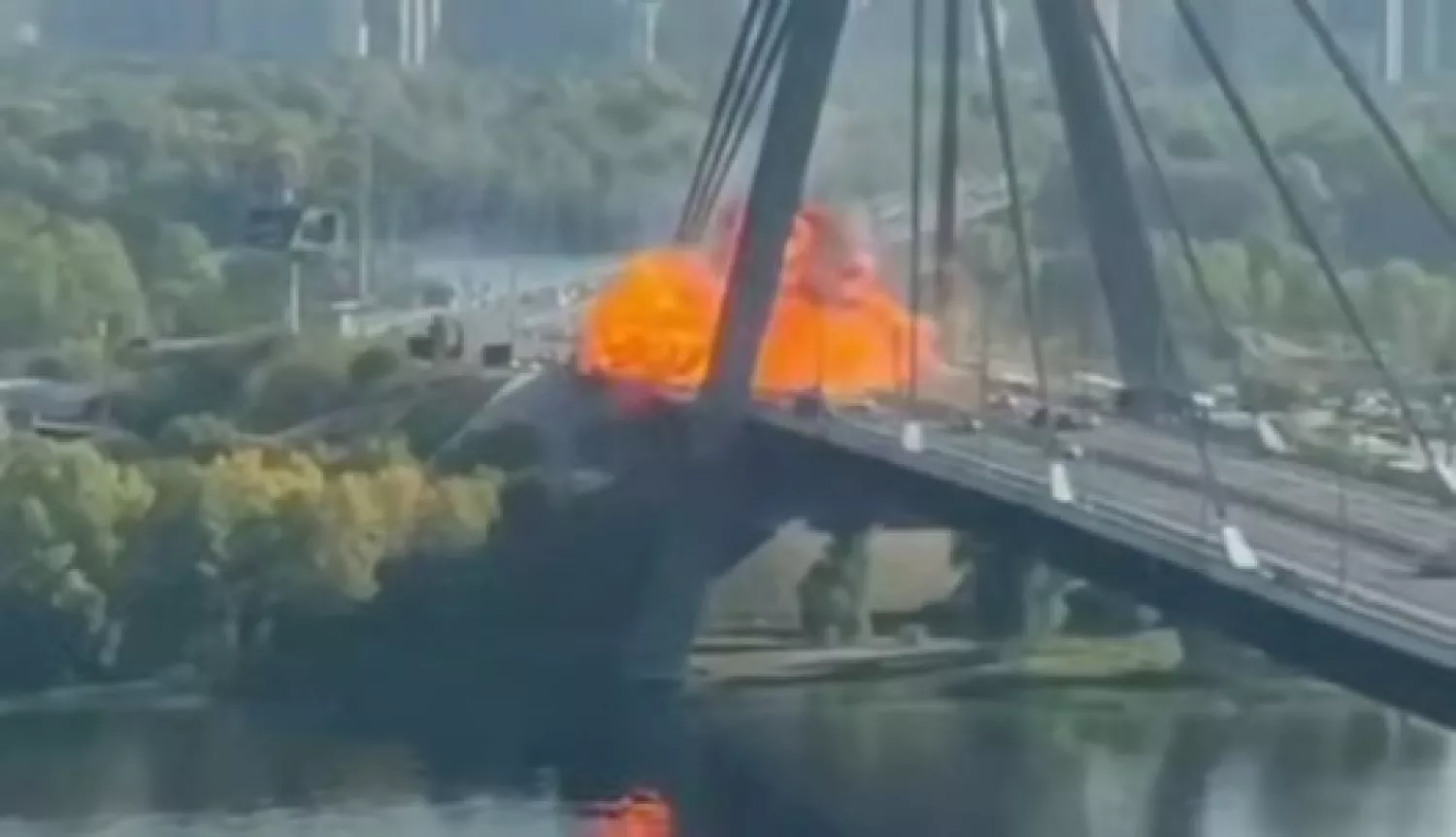 У Києві російський безпілотник влучив у дорожнє полотно Північного мосту. Скриншот відео з Telegram-каналів