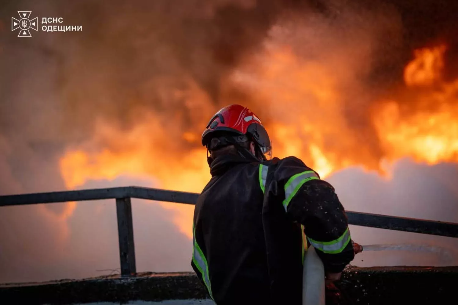 Росіяни масовано атакували Одещину 5 жовтня, виникли пожежі. Фото: ДСНС