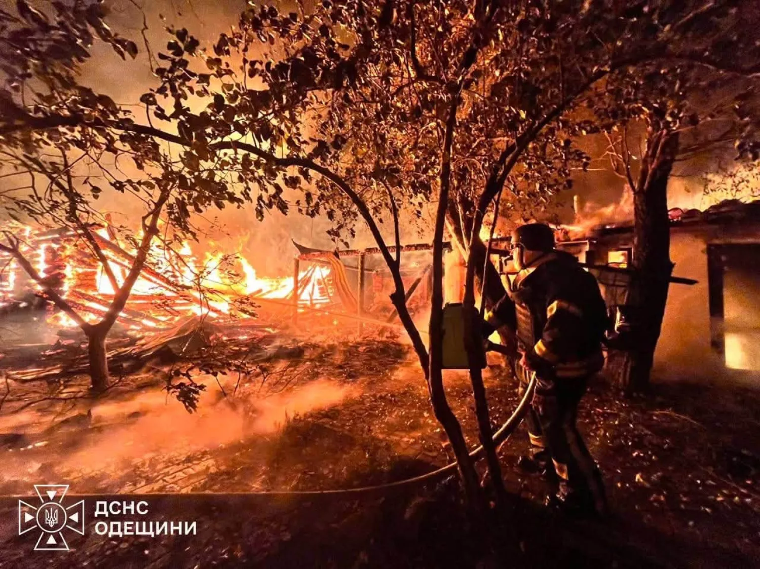Росіяни масовано атакували Одещину 5 жовтня, виникли пожежі. Фото: ДСНС