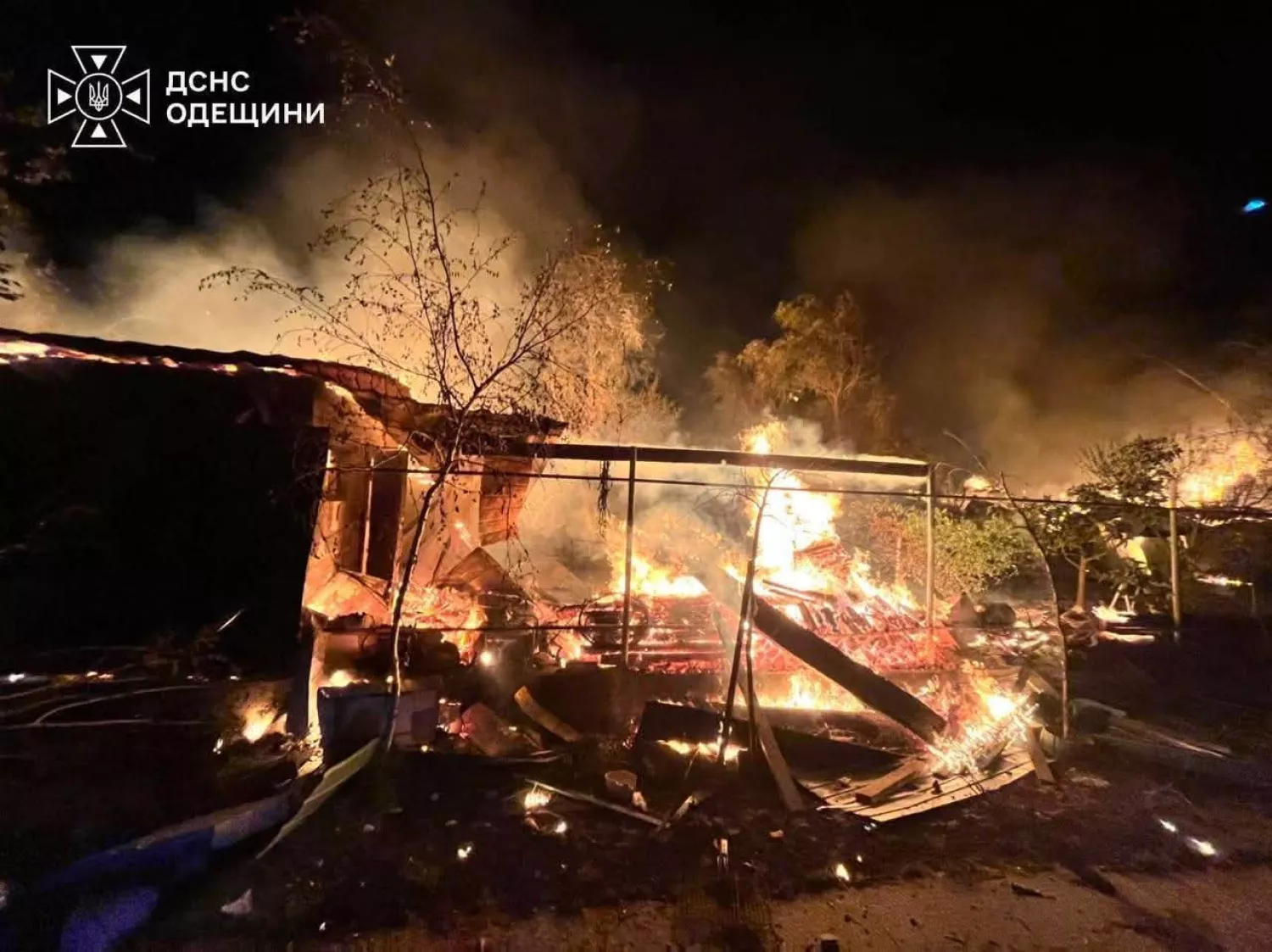 Росіяни масовано атакували Одещину 5 жовтня, виникли пожежі. Фото: ДСНС