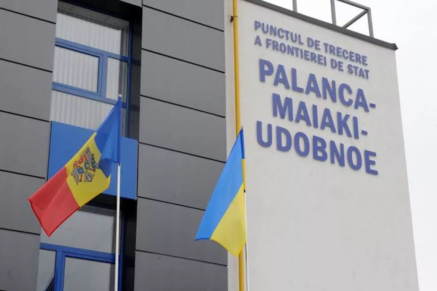 У Молдові біля кордону з Україною російський снаряд влучив в автобус: постраждав прикордонник. Фото: NewsMaker.md