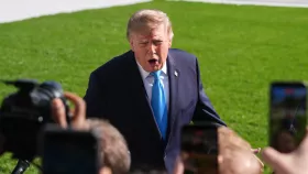 Президент Дональд Трамп виступає перед пресою на південному газоні Білого дому у Вашингтоні. Фото: Getty Images