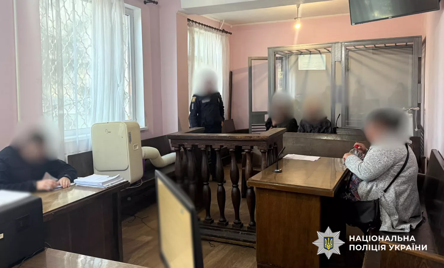 На Одещині трьом людям оголосили підозру за катування дитини. Фото нацполіція