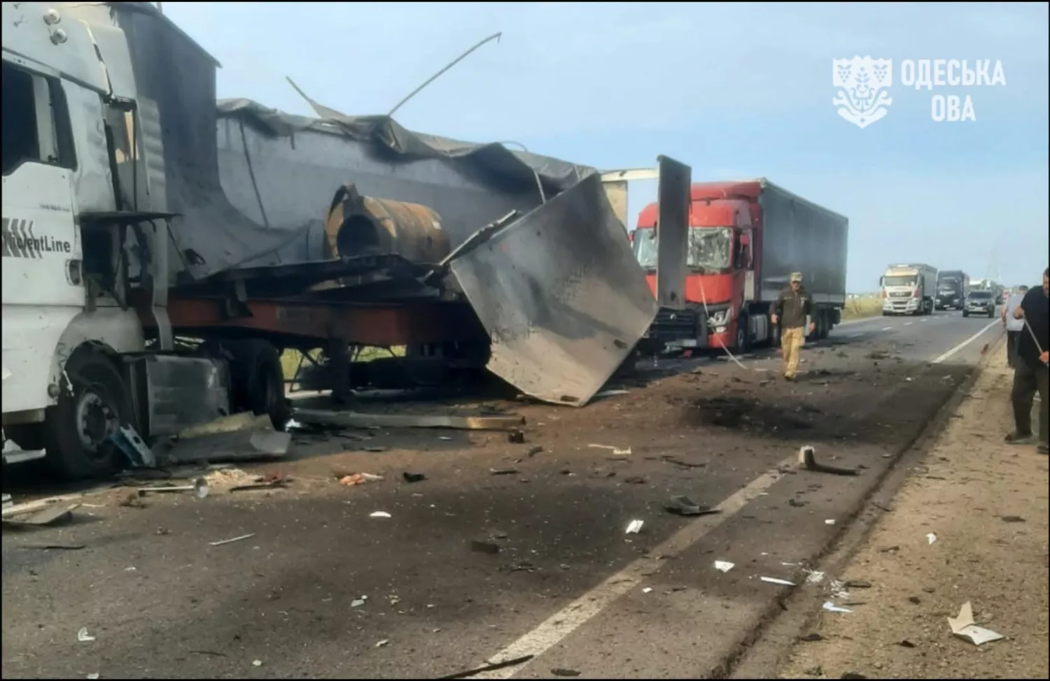 Росіяни 6 жовтня вдарили по трасі на Одещині. Фото: Одеська ОВА