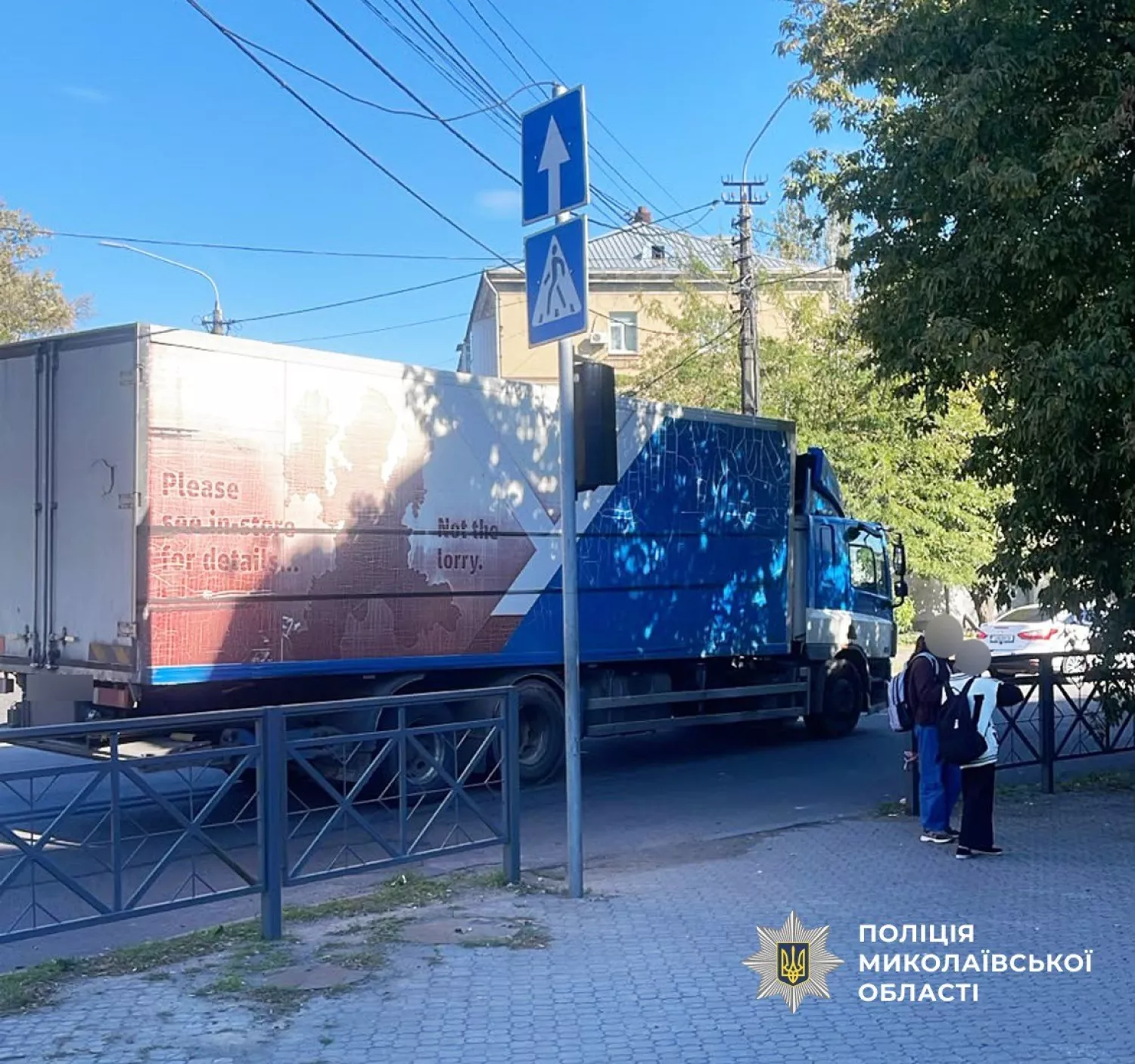У Миколаєві вантажівка збила двох дівчаток на пішохідному переході. Фото: поліція