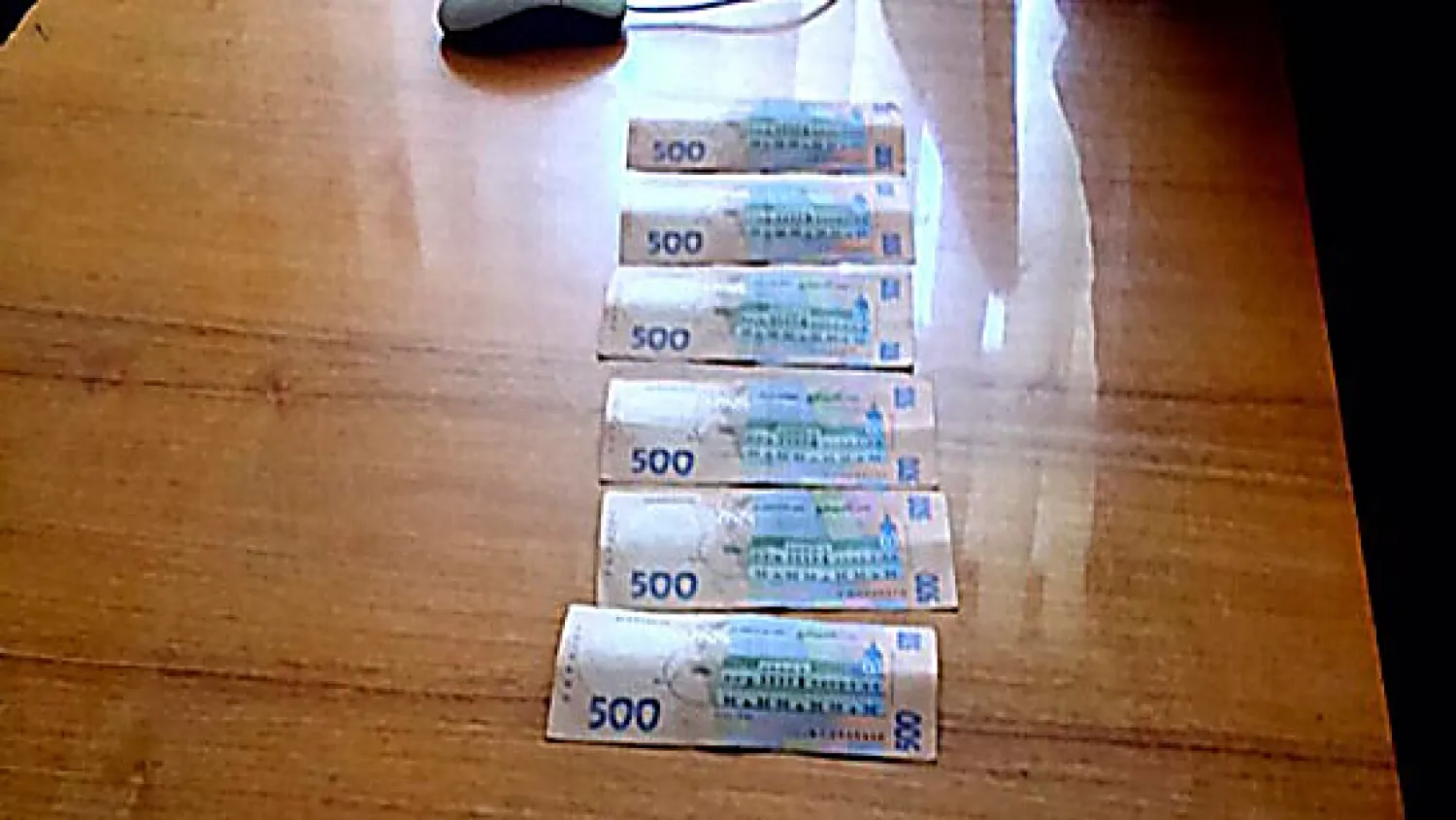 Знайдені правоохоронцями гроші у скриньці