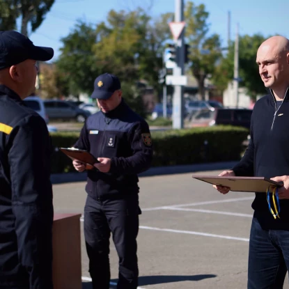 Громади Миколаївщини отримали чотири спецавтомобілі для офіцерів-рятувальників. Фото: Миколаївська ОВА
