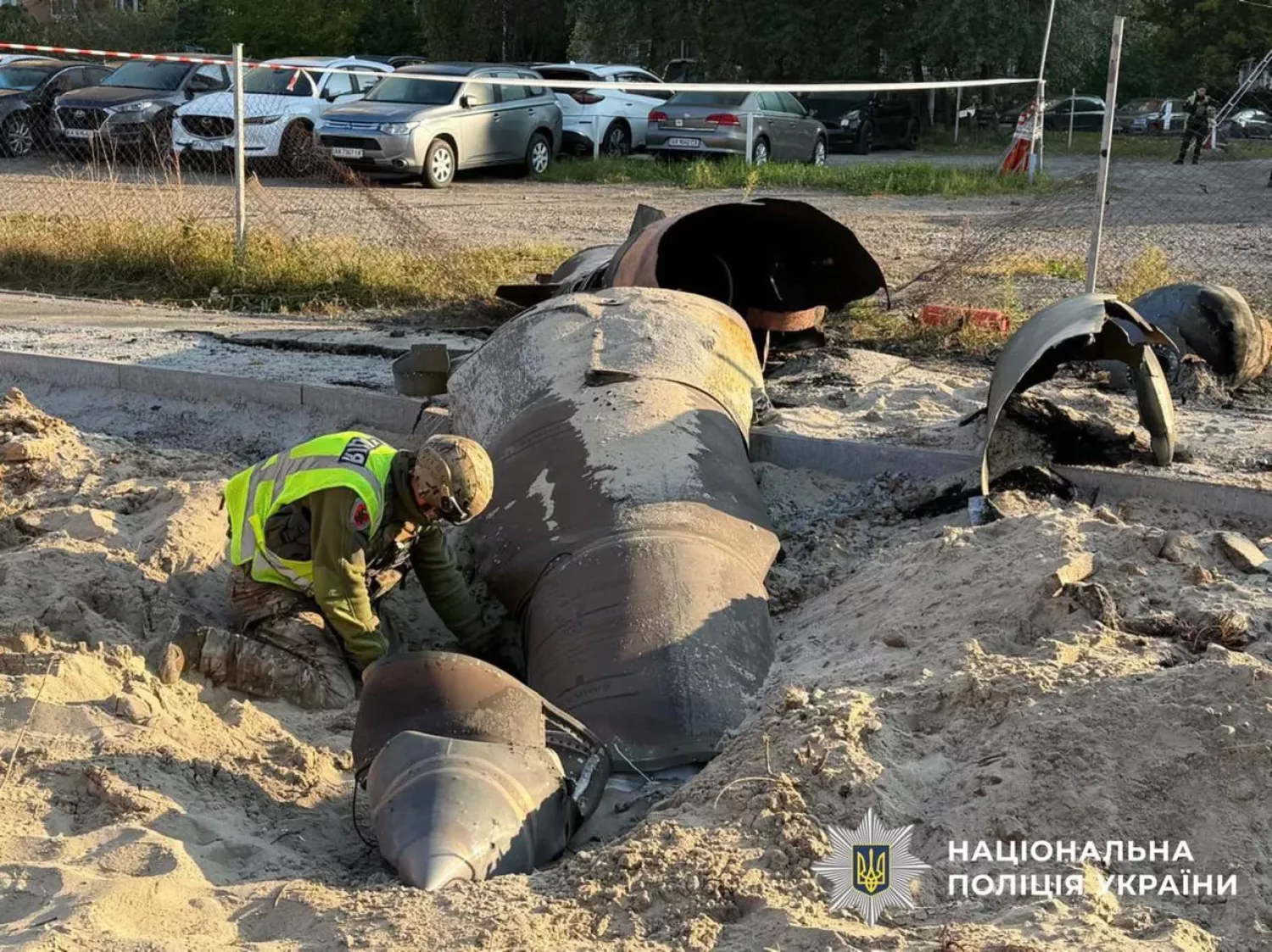 У Дарницькому районі Києва розміновують балістичну ракету. Фото поліція Києва