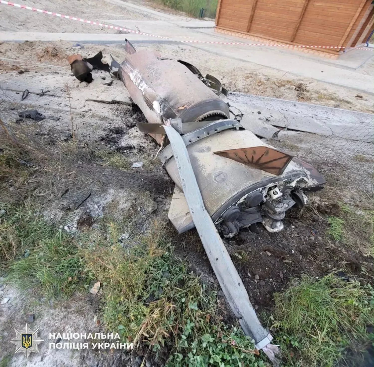 У Дарницькому районі Києва розміновують балістичну ракету. Фото поліція Києва