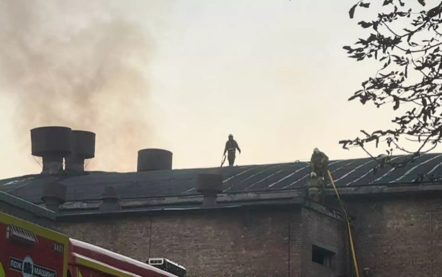 Уламки ракети пошкодили кіностудію Довженка. Фото: Кіностудія Довженка/Facebook