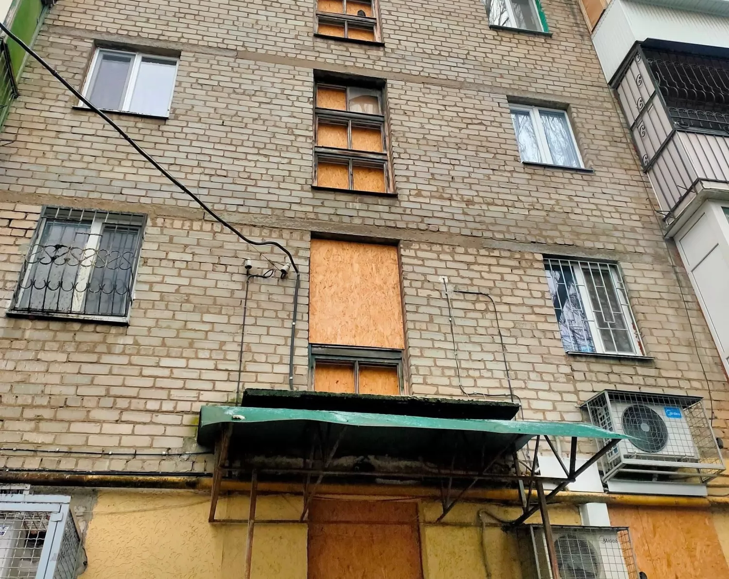 Мешканці будинку №34 на вулиці Великій Морській у Миколаєві просять відновити вікна у під’їздах. Фото: Facebook-група Contact Center при Миколаївській міській раді.