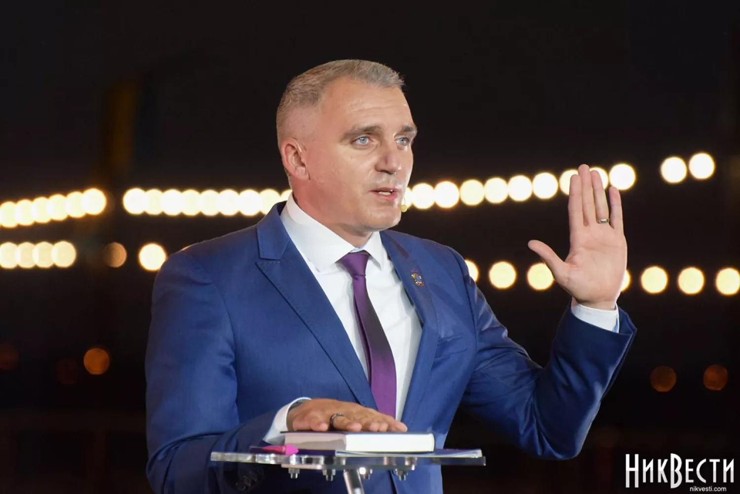Олександр Сєнкевич під час ефіру «Битва за місто» у 2020 році поклав руку на Біблію та поклявся, що не має стосунку до заводів із виробництва бруківки. Фото: архів МикВісті