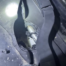На Миколаївщині російський дрон влучив в автомобіль енергетиків. Фото: Миколаївобленерго