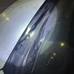 На Миколаївщині російський дрон влучив в автомобіль енергетиків. Фото: Миколаївобленерго