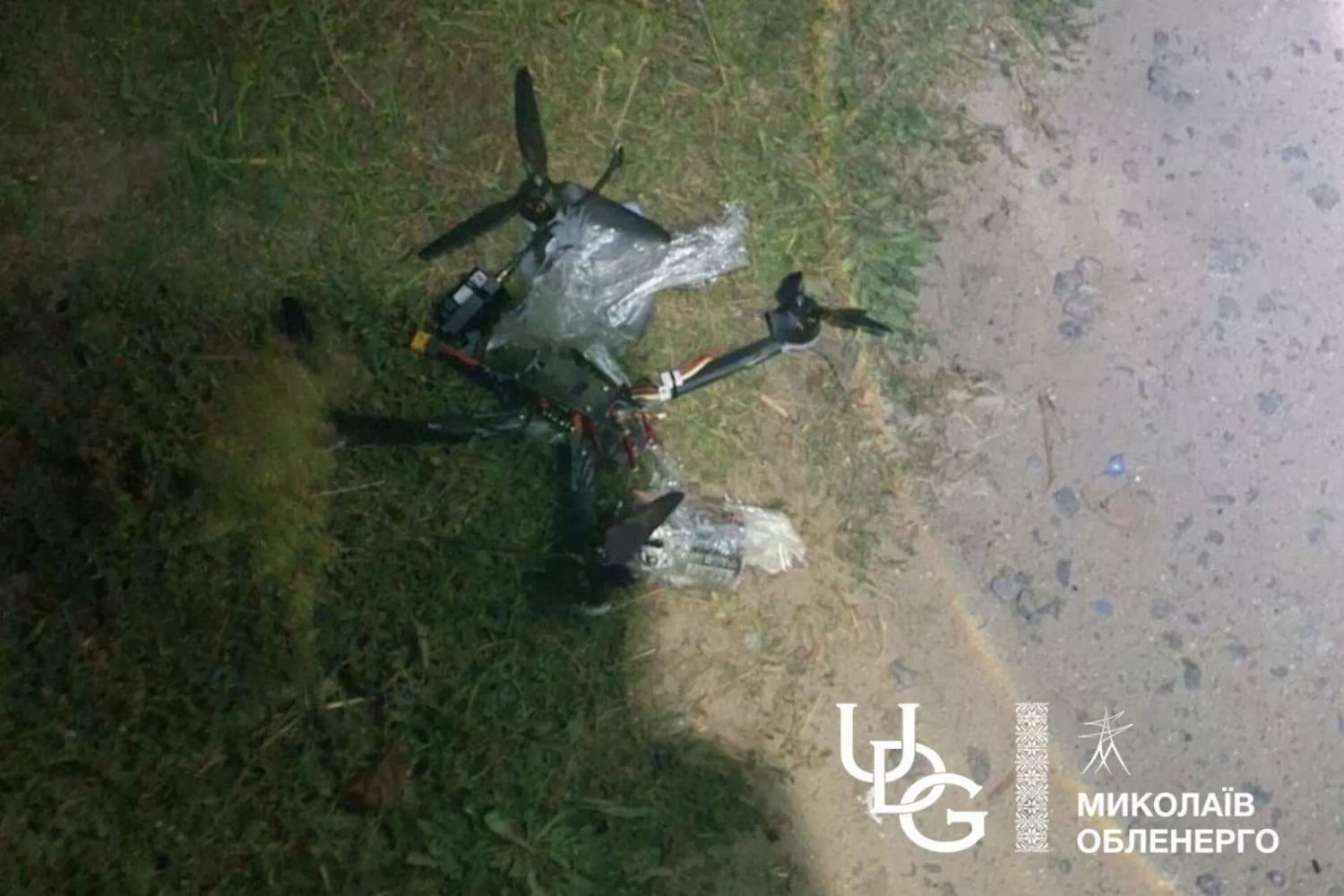На Миколаївщині російський дрон влучив в автомобіль енергетиків. Фото: Миколаївобленерго