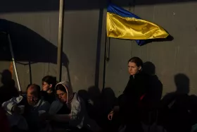 Українські біженці чекають поблизу кордону зі США в Тіхуані, 4 квітня 2022 року. Фото: Gregory Bull/AP