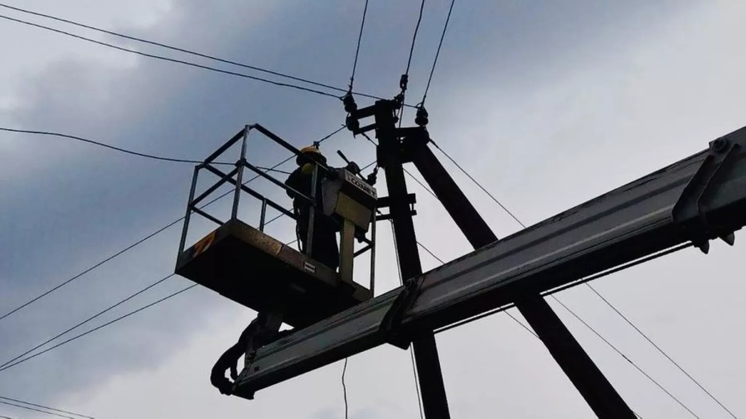 Енергетики ремонтують пошкоджені лінії електропередач. Фото: ДТЕК