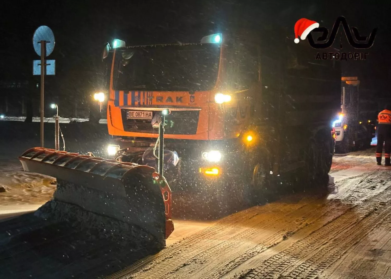 Комунальники розчищають дороги Миколаєва від снігу та обробляють їх протиожеледними матеріалами. Фото: мер Олександр Сєнкевич