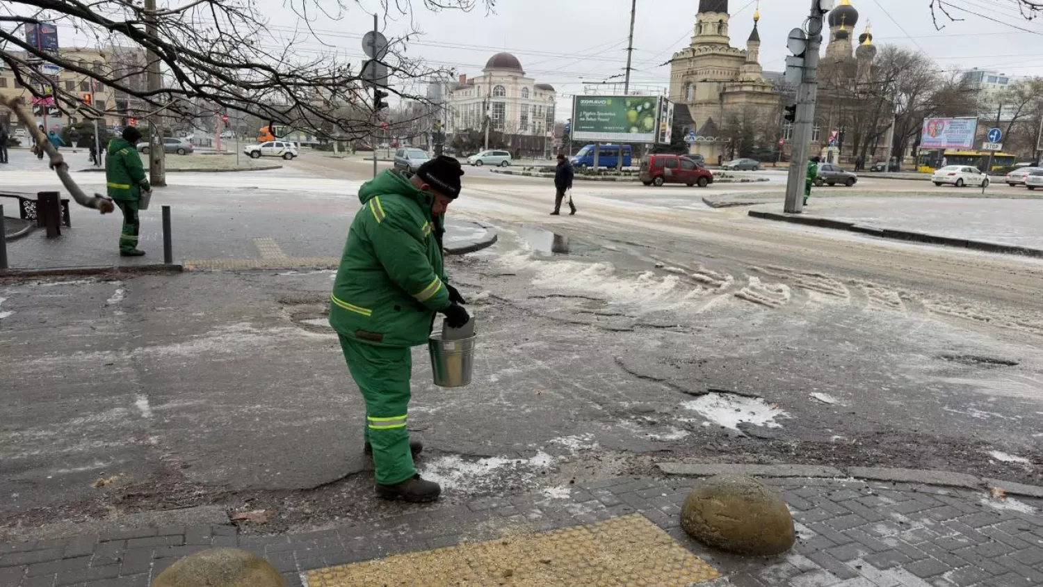 Комунальники розчищають дороги Миколаєва від снігу та обробляють їх протиожеледними матеріалами. Фото: мер Олександр Сєнкевич