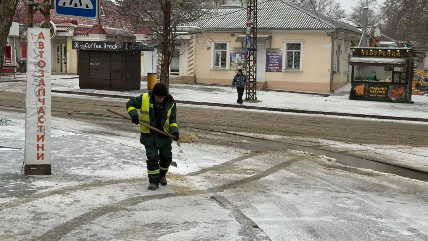Комунальники розчищають дороги Миколаєва від снігу та обробляють їх протиожеледними матеріалами. Фото: мер Олександр Сєнкевич
