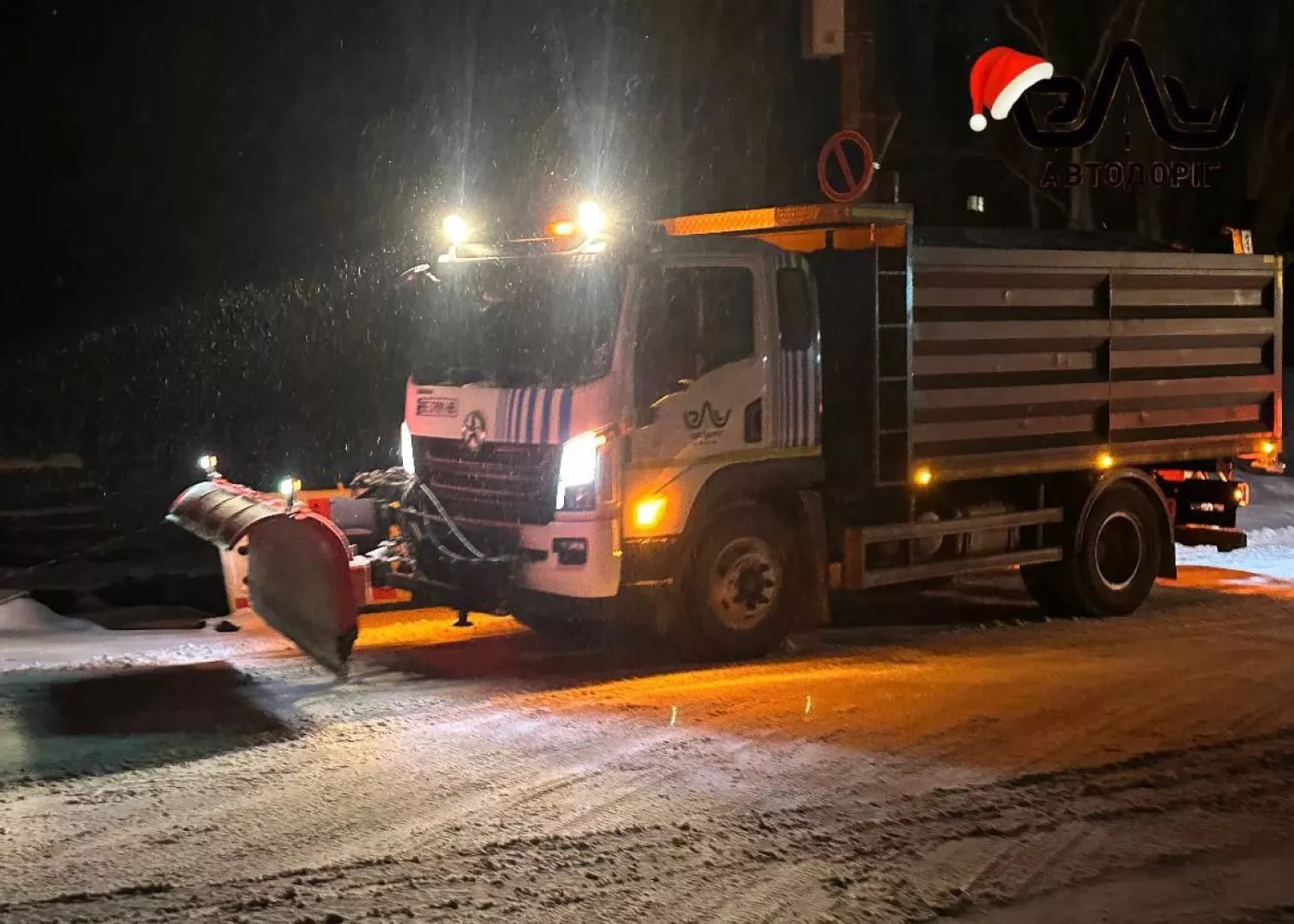 Комунальники розчищають дороги Миколаєва від снігу та обробляють їх протиожеледними матеріалами. Фото: мер Олександр Сєнкевич