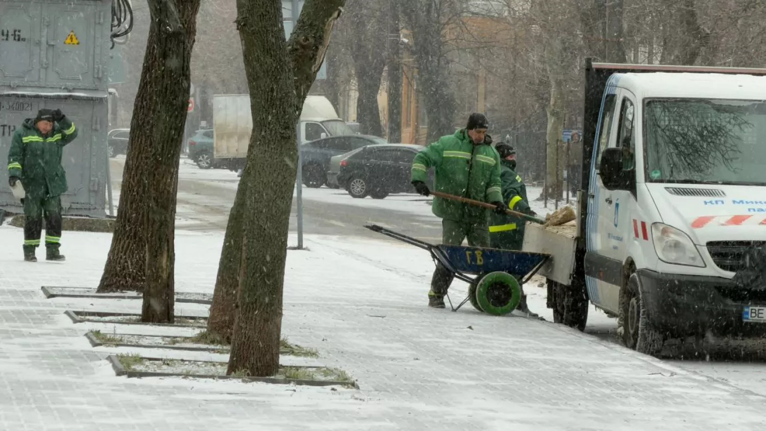 Комунальники розчищають дороги Миколаєва від снігу та обробляють їх протиожеледними матеріалами. Фото: мер Олександр Сєнкевич