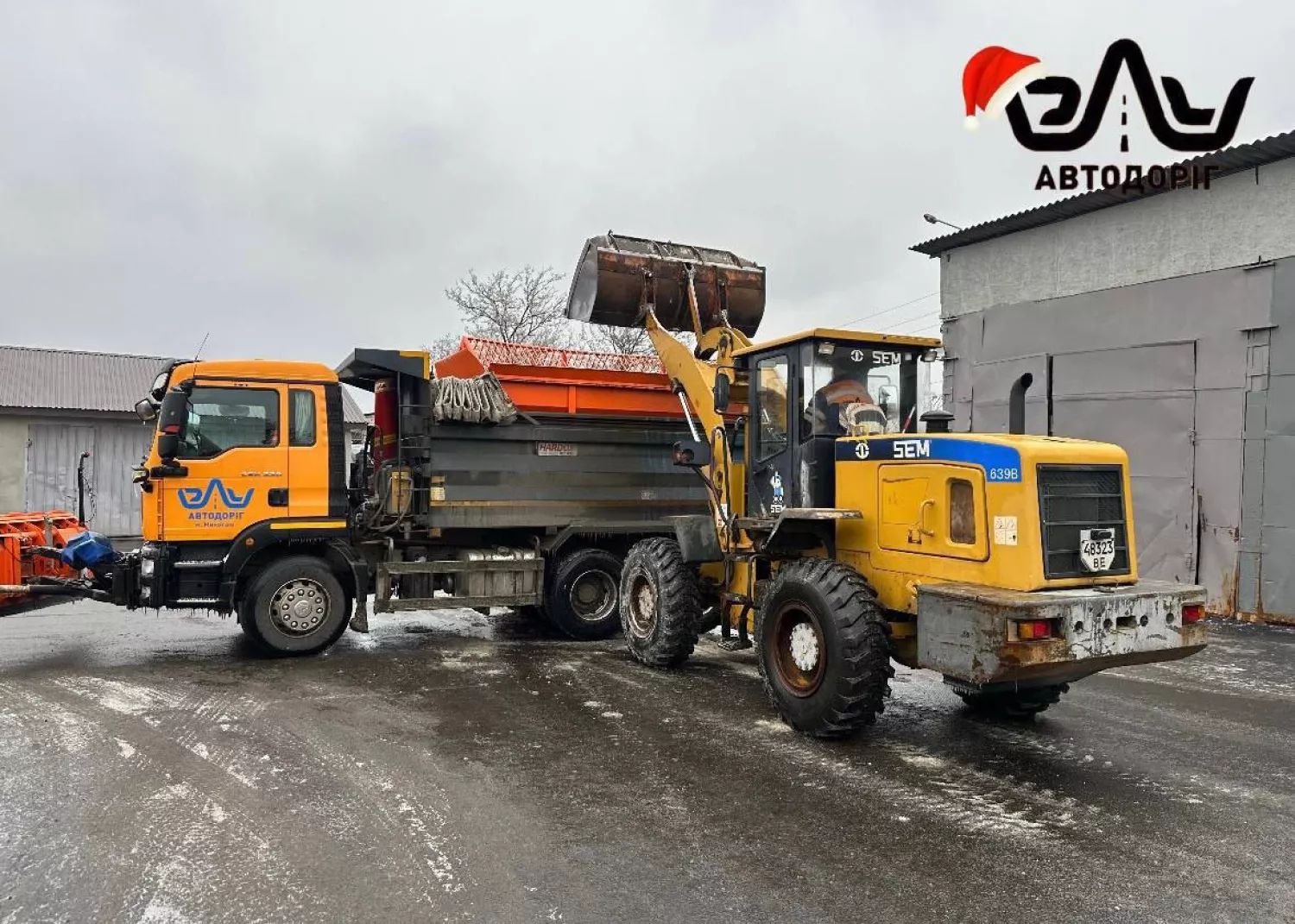 Комунальники розчищають дороги Миколаєва від снігу та обробляють їх протиожеледними матеріалами. Фото: мер Олександр Сєнкевич