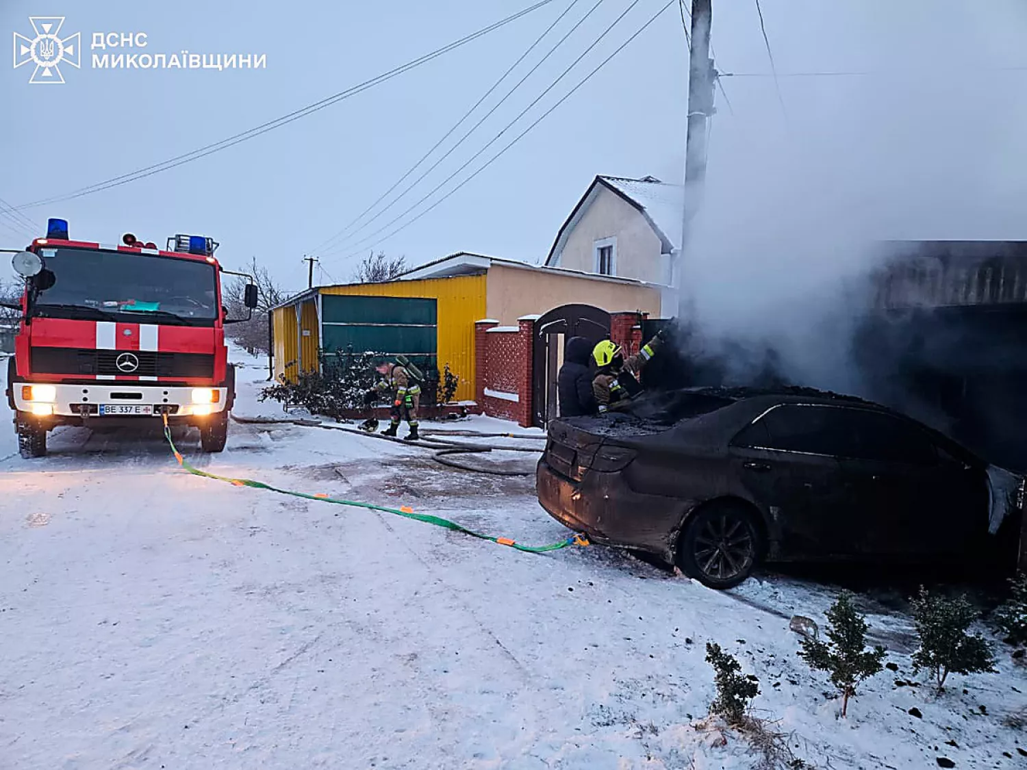 На Миколаївщині горіли житлові будинки і мікроавтобус. Фото: ДСНС
