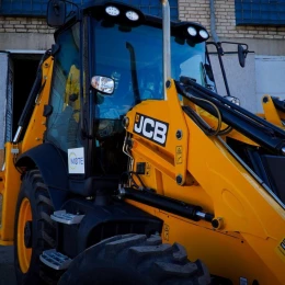 Миколаїв отримав екскаватор для комунального підприємства від міста-партнера з Німеччини. Фото: Миколаївська міська рада