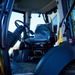 Миколаїв отримав екскаватор для комунального підприємства від міста-партнера з Німеччини. Фото: Миколаївська міська рада