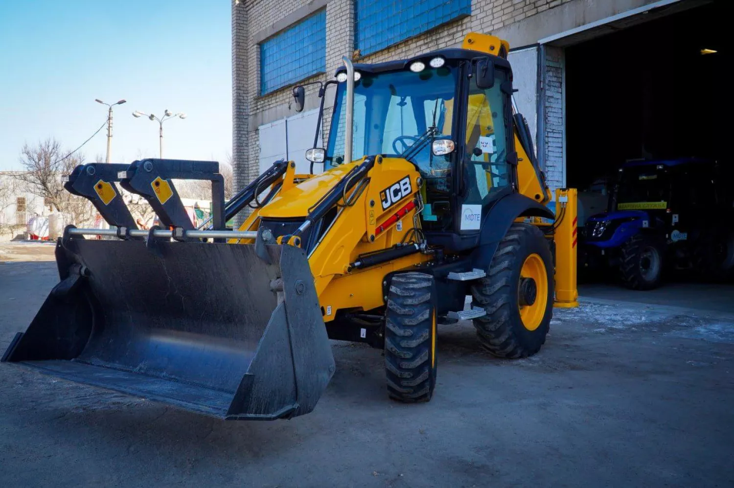 Миколаїв отримав екскаватор для комунального підприємства від міста-партнера з Німеччини. Фото: Миколаївська міська рада