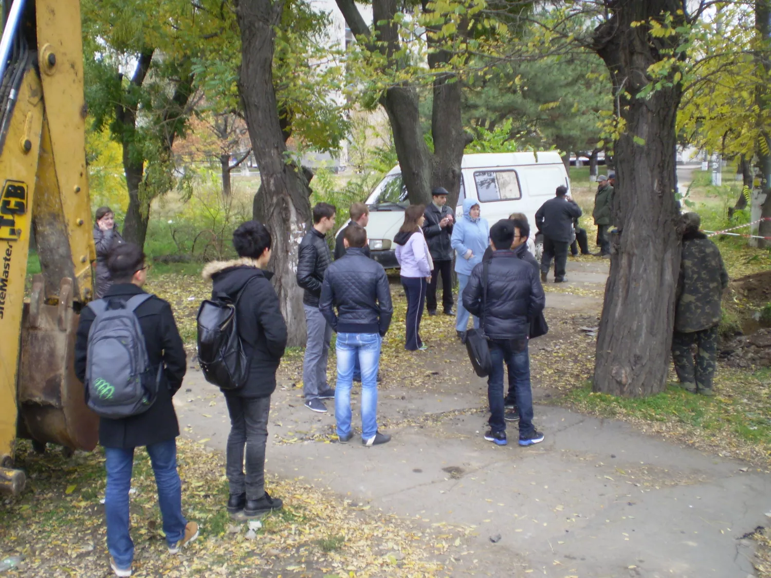 Жителі будинку ПГС-11 перешкоджають роботам з незаконного переносу каналізації під будівництво АЗК, жовтень 2013 рік. Фото: Олександр Чорно