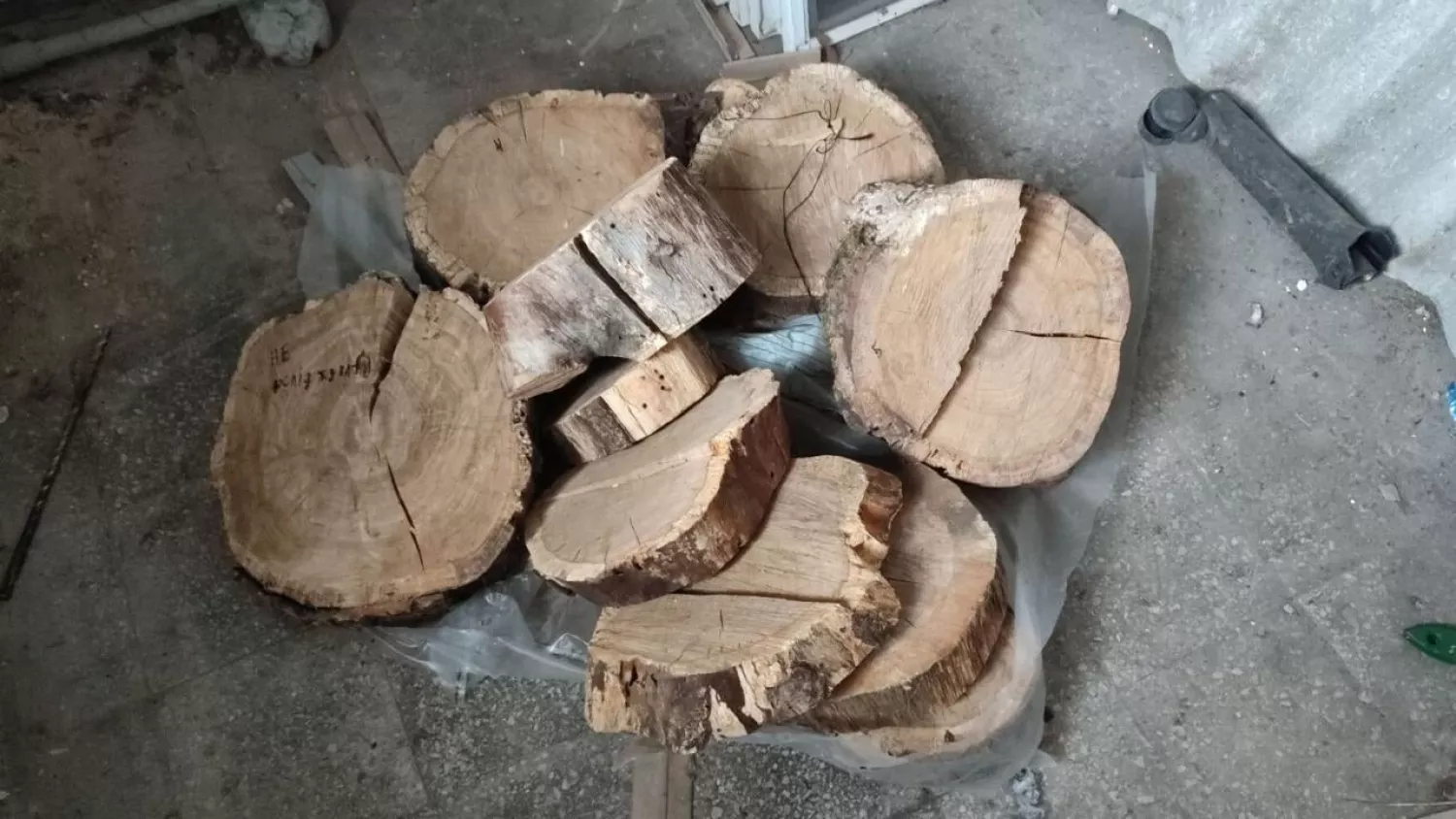 Держвиконавці конфіскували у боржника пень і продають його. Фото: Open Market