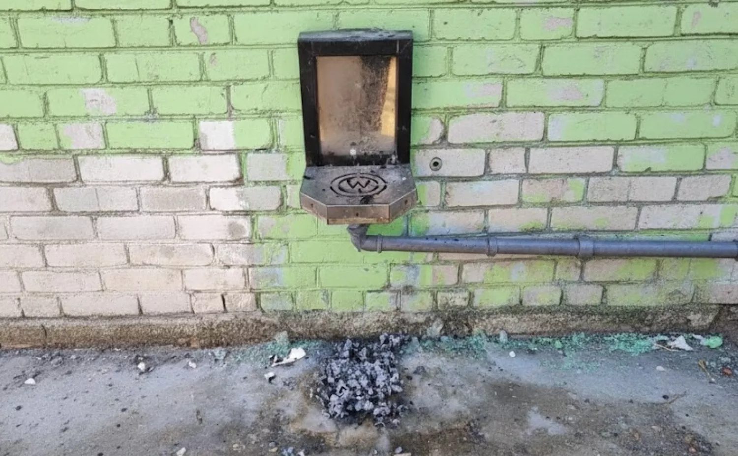 Обладнання на точці видачі очищеної води, яке пошкодили під час спроби обігріву вогнем. Фото: облтепло