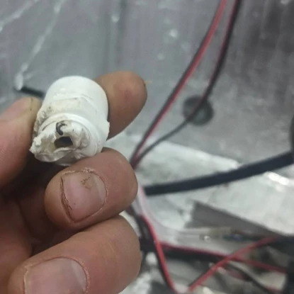 Обладнання на точці видачі очищеної води, яке пошкодили під час спроби обігріву вогнем. Фото: облтепло