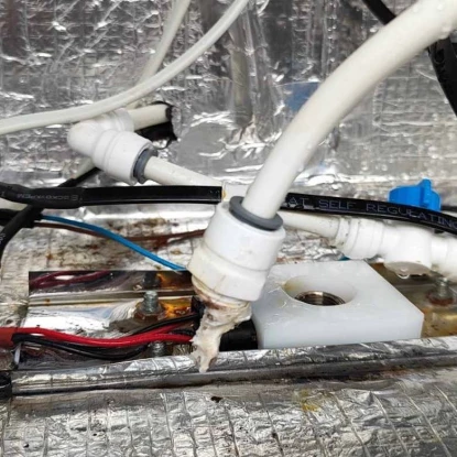 Обладнання на точці видачі очищеної води, яке пошкодили під час спроби обігріву вогнем. Фото: облтепло