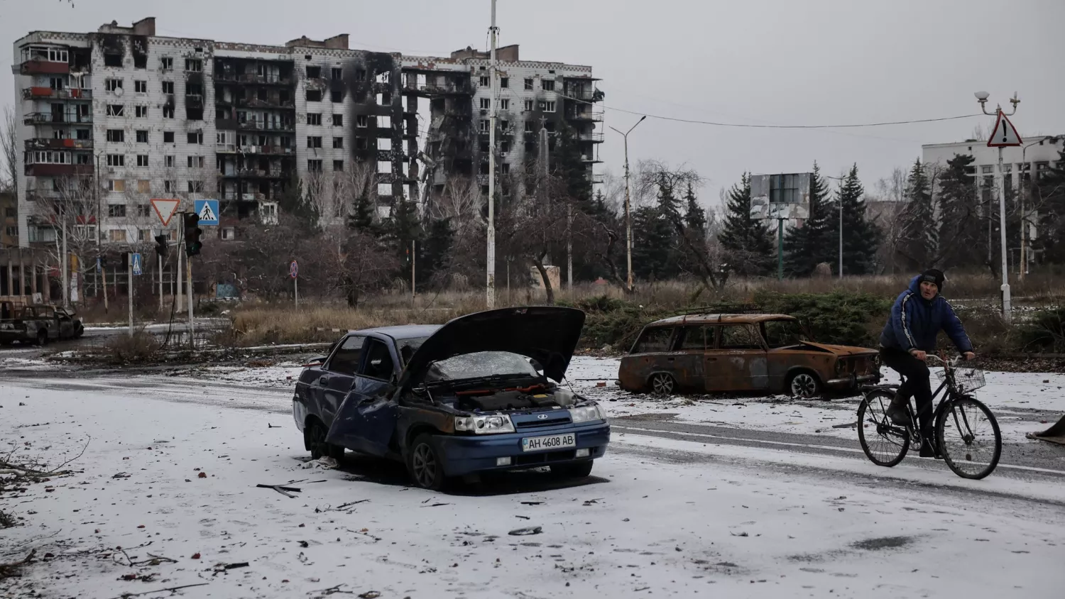 Чоловік їде велосипедом вулицею міста Костянтинівка на Донеччині, 18 грудня 2025 року. Фото: REUTERS/Олег Петрасюк/24 ОМБр ім. Короля Данила
